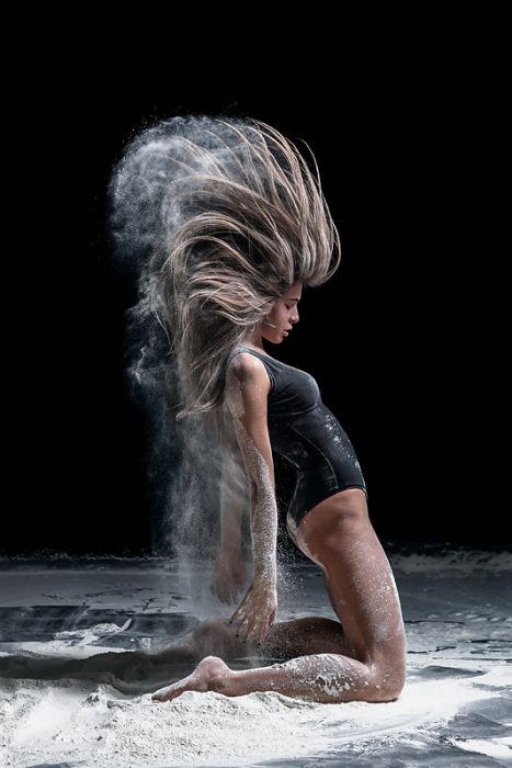 Alexander Yakovlev fotógrafo que captura a bailarinas usando harina