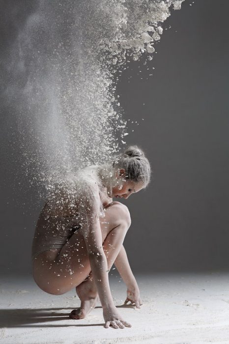 Alexander Yakovlev fotógrafo que captura a bailarinas usando harina