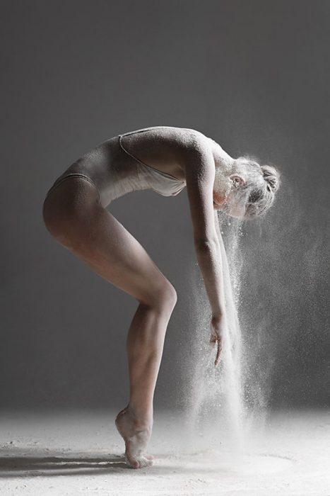 Alexander Yakovlev fotógrafo que captura a bailarinas usando harina