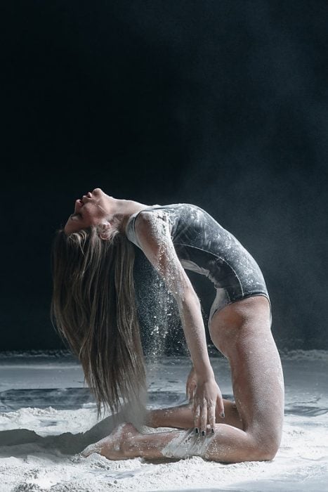 Alexander Yakovlev fotógrafo que captura a bailarinas usando harina