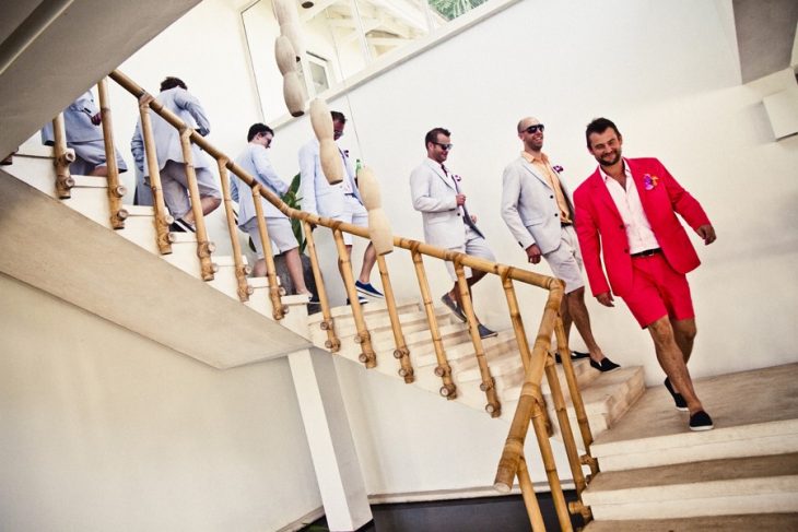 padrinos de boda bajando escaleras