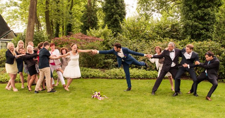 foto boda damas y padrinos jalan a los novios