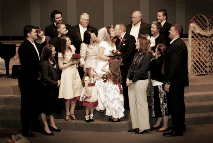 familia mirando a los novios