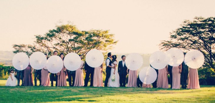 foto boda todos con sombrilla