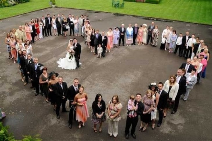 familia forma corazón alrededor de los novios