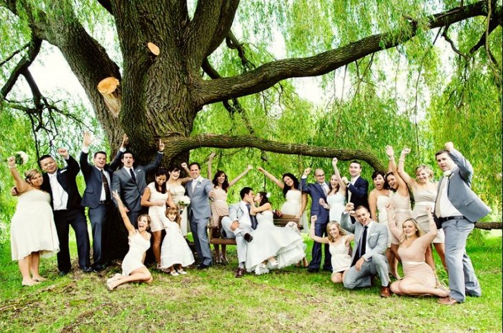 foto foto grupal de boda bajo un árbol