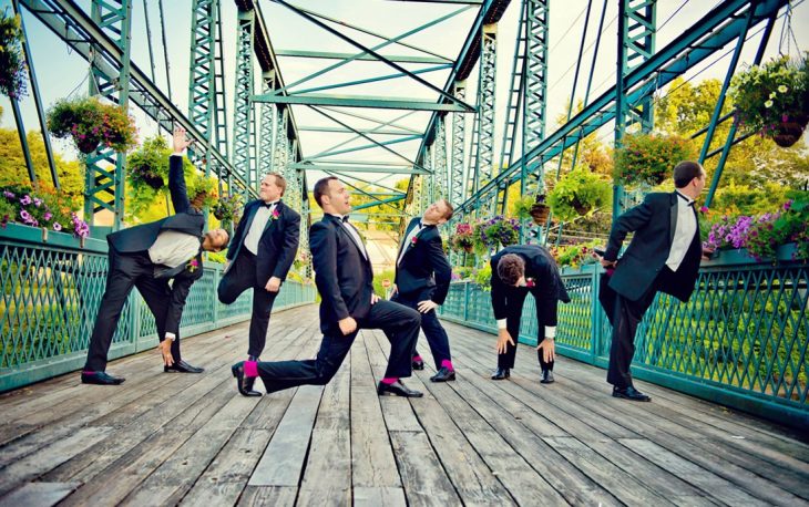 padrinos de boda estirándose