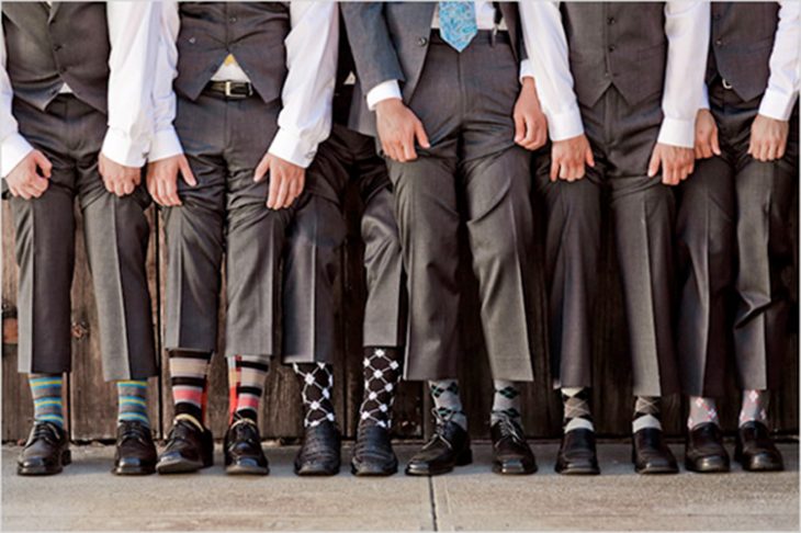 padrinos de boda con calcetines de colores