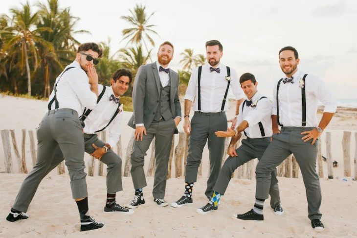 padrinos de boda posando como damas