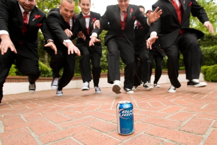 padrinos de boda tras una cerveza