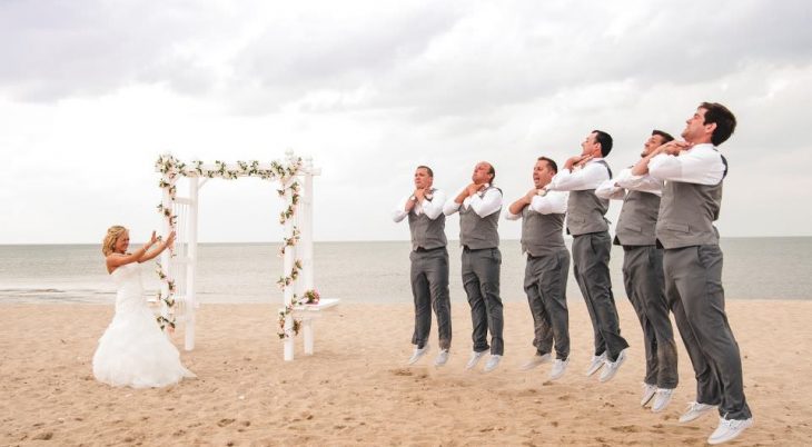 padrinos de boda saltando