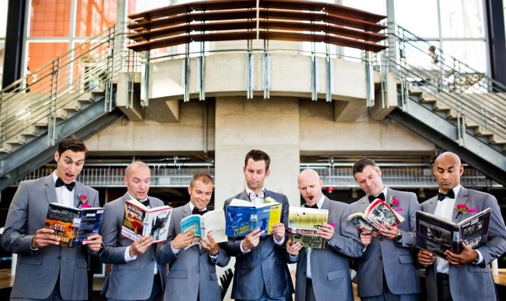 padrinos de boda leyendo revistas