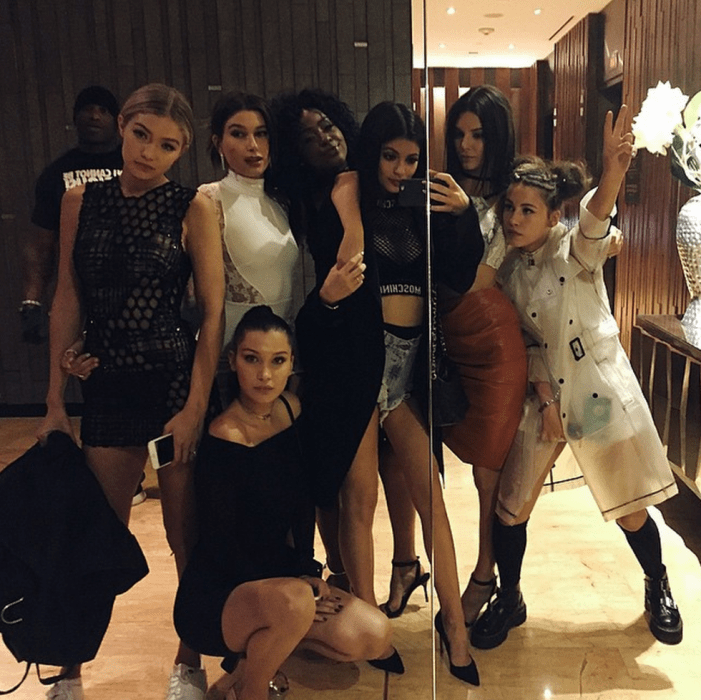 Chicas tomándose una foto frente al espejo de un club 