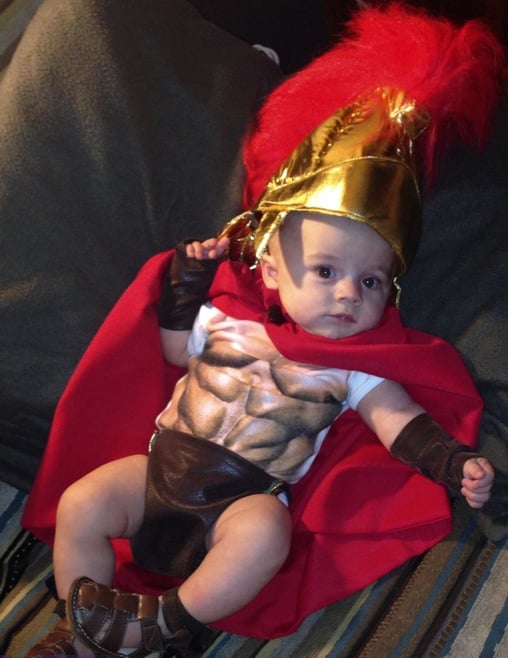 Niño vestido de espartano