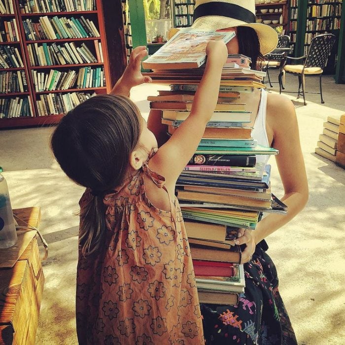 niña acomodando libros