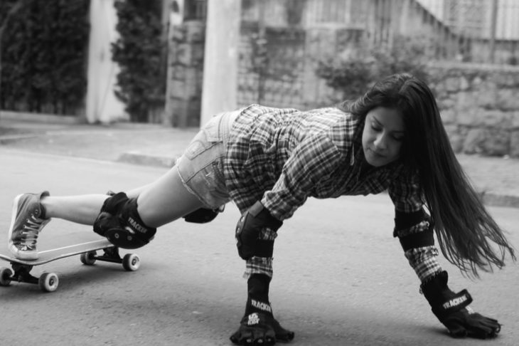 chica en patineta