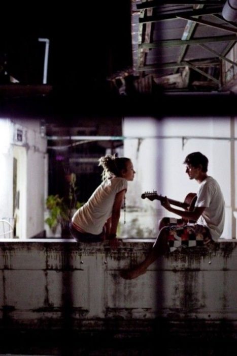 chicos en una barda tocando guitarra