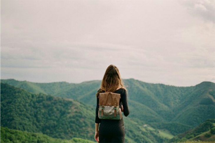 chica en una montaña