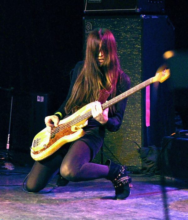 chica tocando guitarra