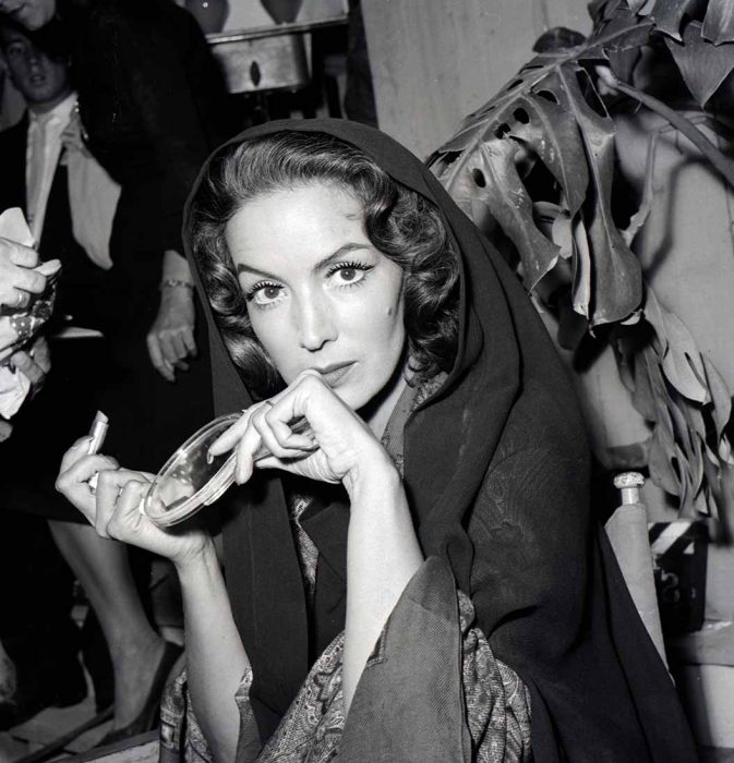 María Félix con pañuelo en la cabeza