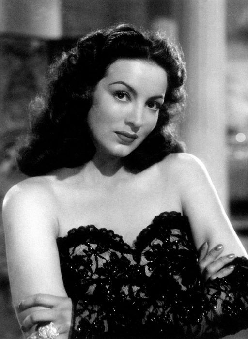 María Félix corsé negro