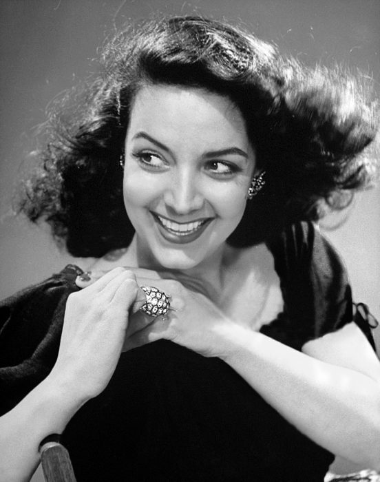 María Félix sonriente joven