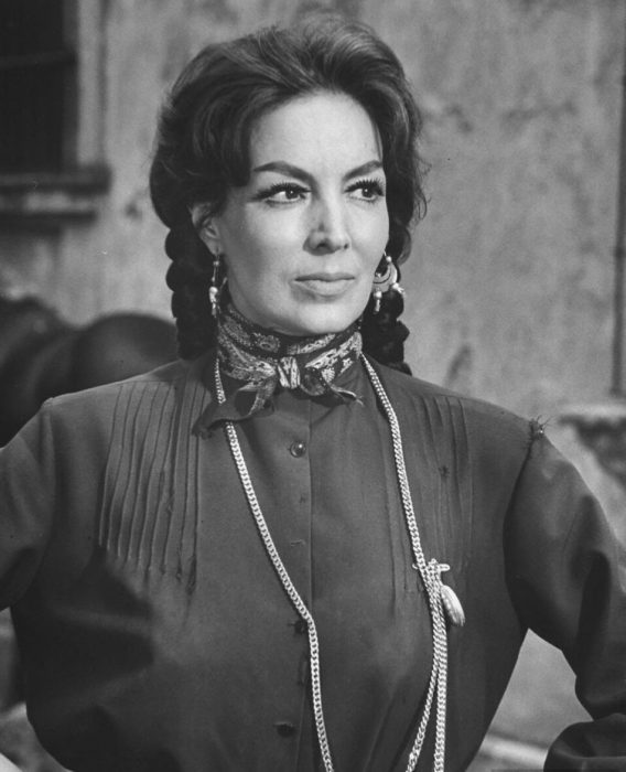 María Félix posando con traje de época