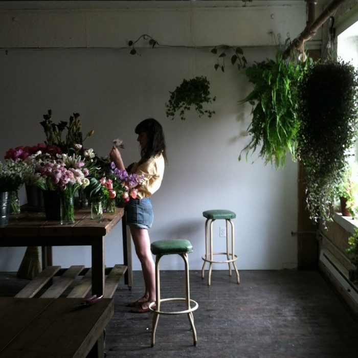 chica acomodando flores