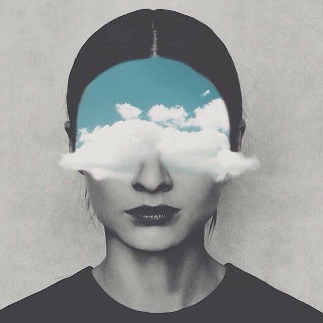 imagen mujer con nubes en los ojos