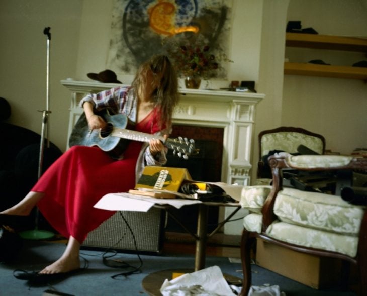 mujer cantando y tocando guitarra