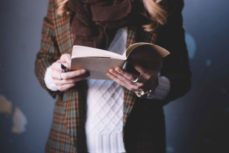 chica leyendo