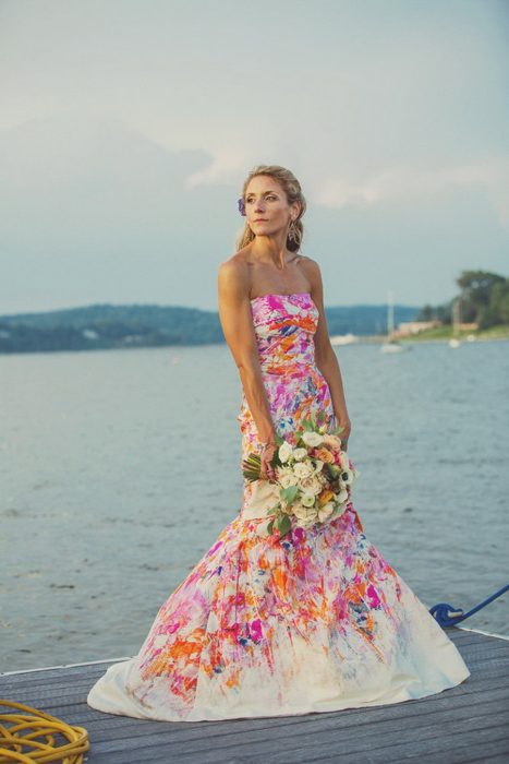 Vestido de novia con diseños florales en color rosa 