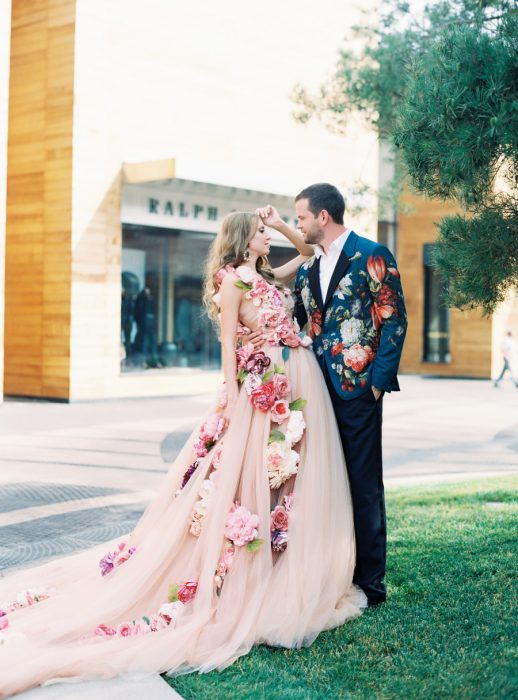 Vestido de novia de color melón con diseños florales en color rosa 