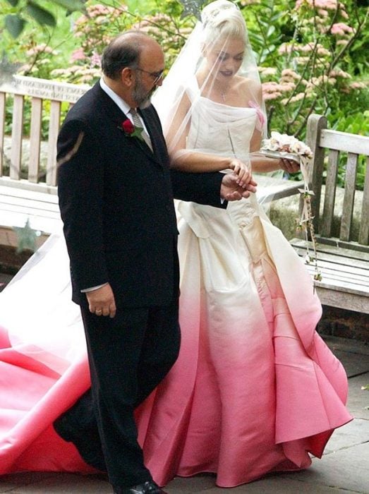 Gwens stefani vestida de novia con un vesitido rosa degradado 