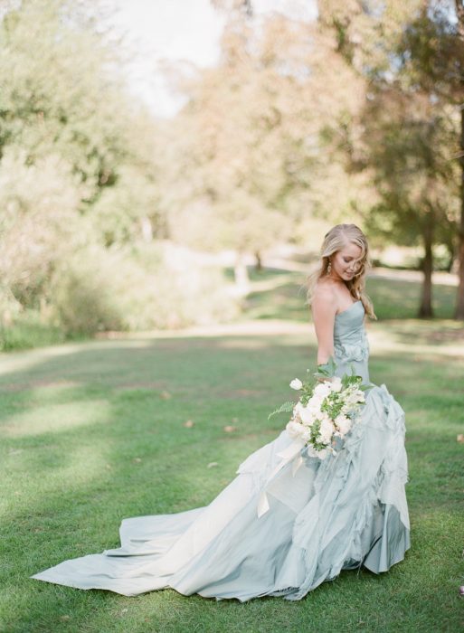 Vestido de novia de color verde con gris 