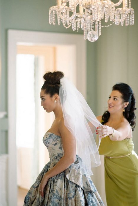 Vestido de novia con diseños florales en color azul y gris 