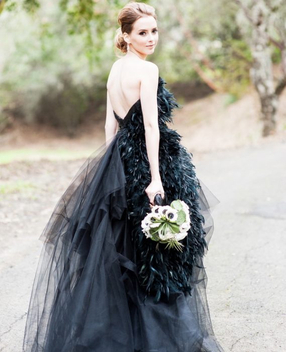 Vestido de novia en color negro con plumas 