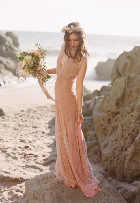 Chica usando un vestido de novia en color salmon 
