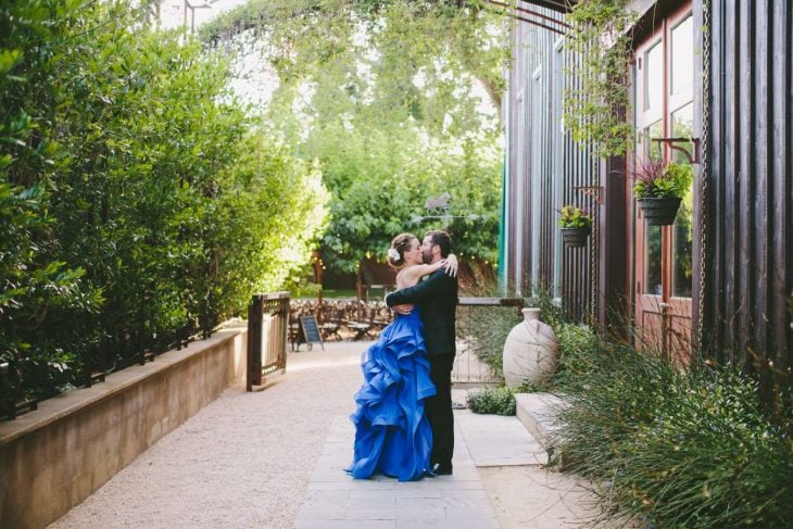 Novia vestida de color azul el día de su boda 