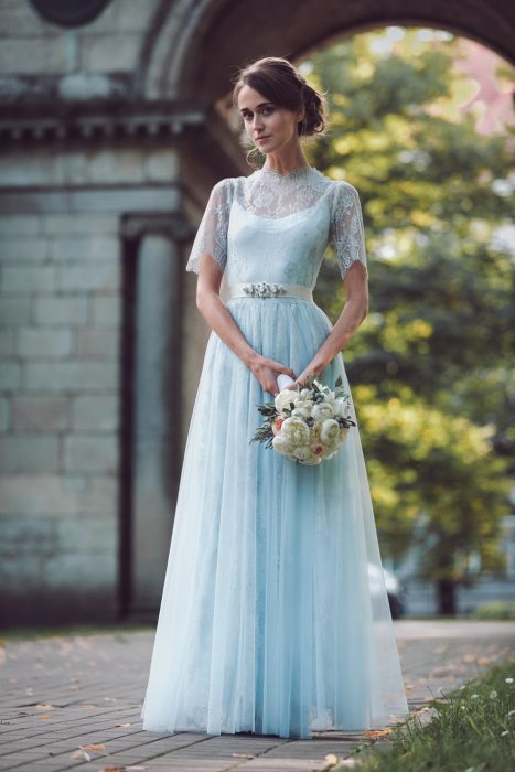 Novia vestida de color azul el día de su boda 