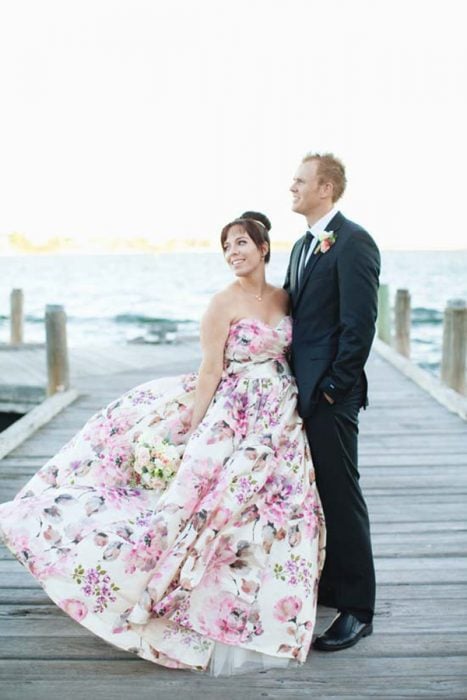 Vestido de novia con diseños florales en color rosa con azul 