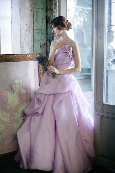 Mujer usando un vestido de color morado 