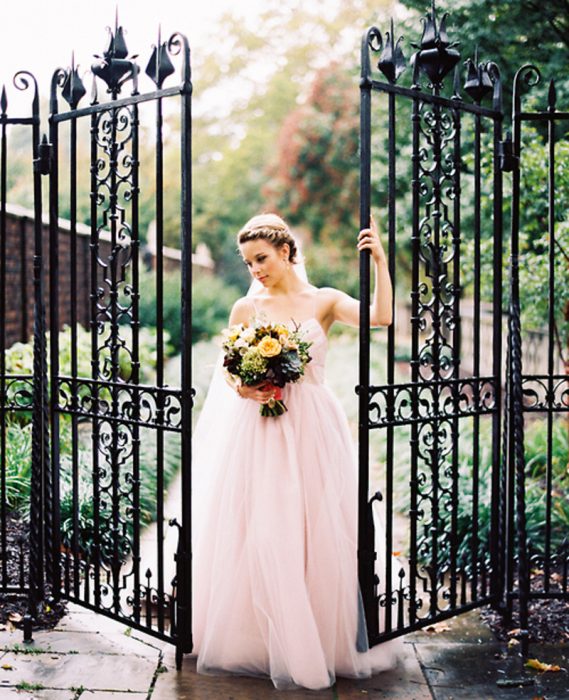 Chica vestida de novia usando un vestido de color rosa