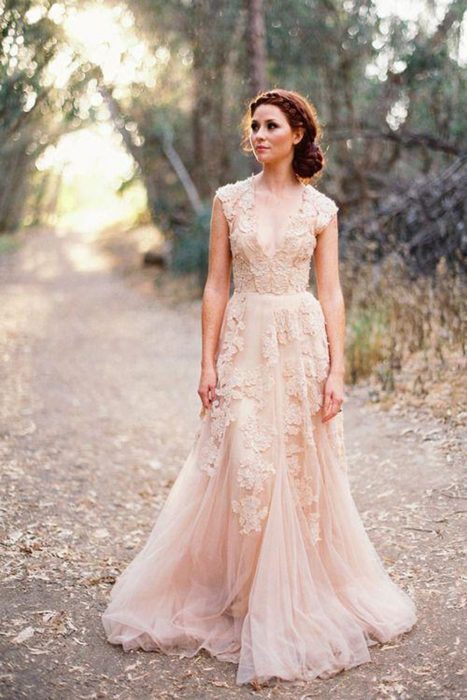 Vestido de novia en solor salmon con detalles florales del mismo color 