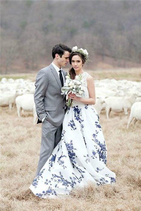 Vestido de novia con diseños florales en color azul 