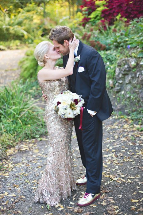 vESTIDO DE NOVIA EN COLOR DORADO JUNTO A UN TRAJE DE NOVIO DE OCLOR NEGRO 