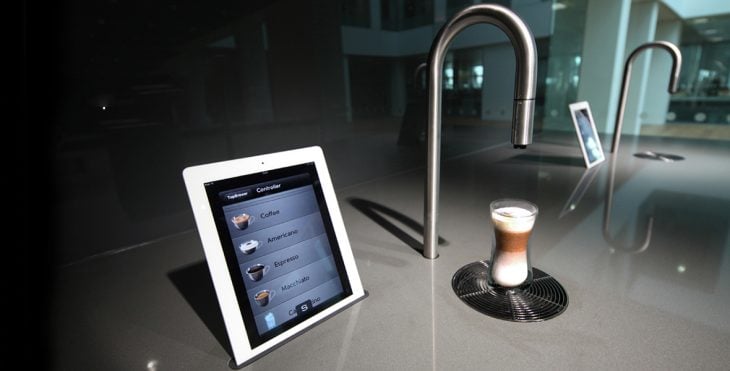grifo que en lugar de rociar agua sirve café a través de una tablet 