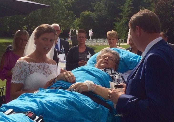 paciente terminal recostada en una camilla asistiendo a la boda de su nieta