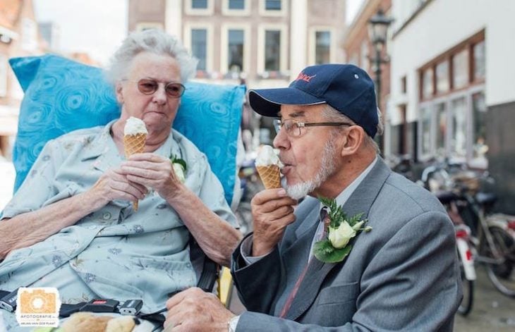 paciente terminal junto a su esposo comiendo helado 