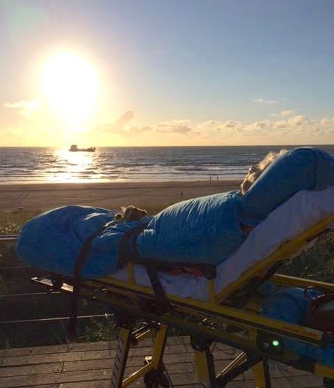 paciente terminal viendo el mar mientras está recostado en una camilla